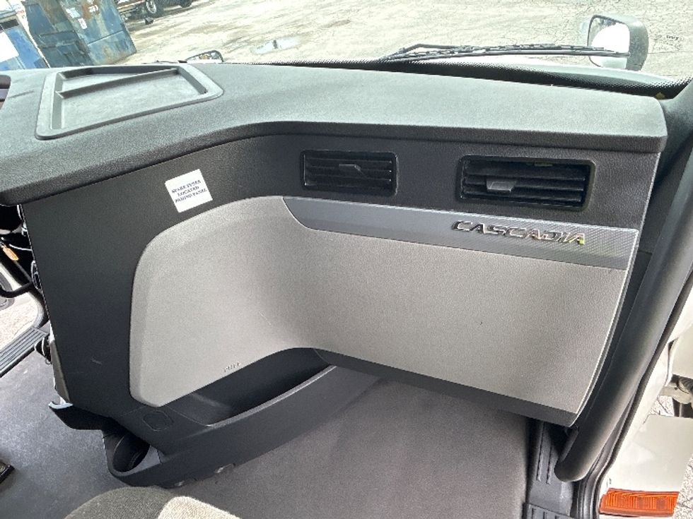 Sleeper Tractor-Heavy Duty Tractors-Freightliner-2022-T12664ST-Orlando-FL-590,302\n\t\tmiles-$ 60,500 - Image 14