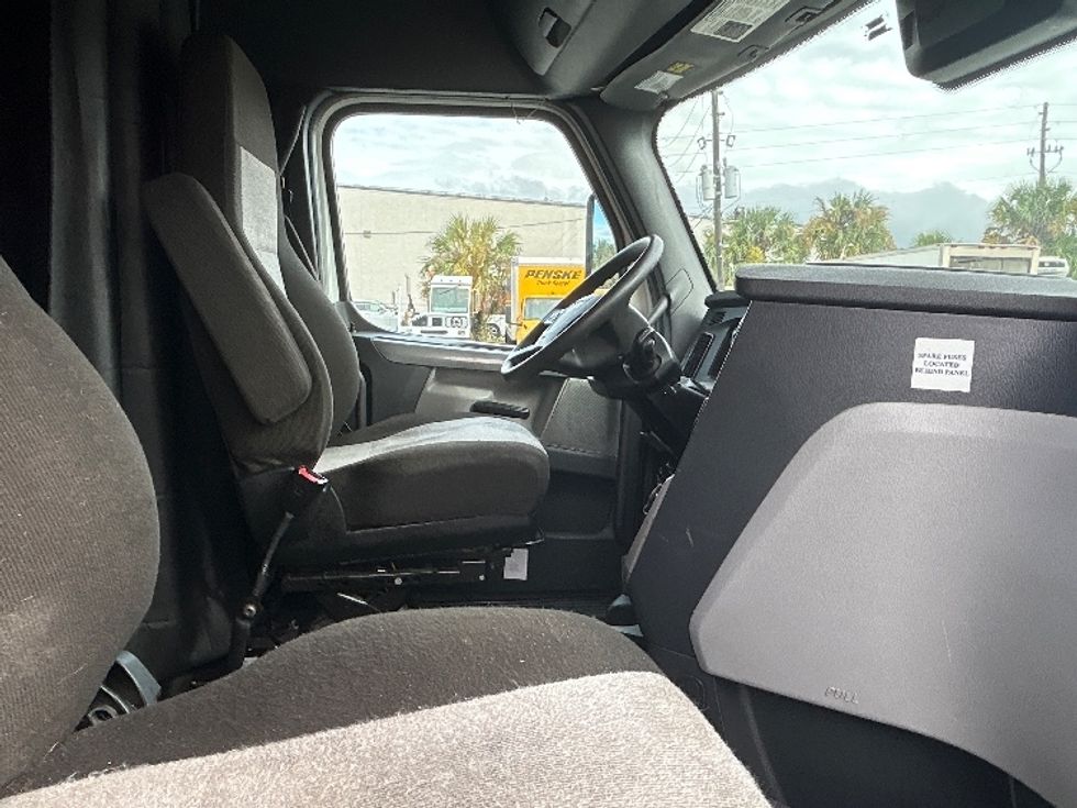 Sleeper Tractor-Heavy Duty Tractors-Freightliner-2022-T12664ST-Orlando-FL-590,302\n\t\tmiles-$ 60,500 - Image 15