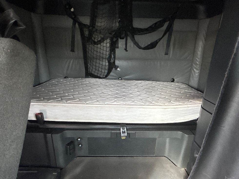 Sleeper Tractor-Heavy Duty Tractors-Freightliner-2022-T12664ST-Orlando-FL-590,302\n\t\tmiles-$ 60,500 - Image 16