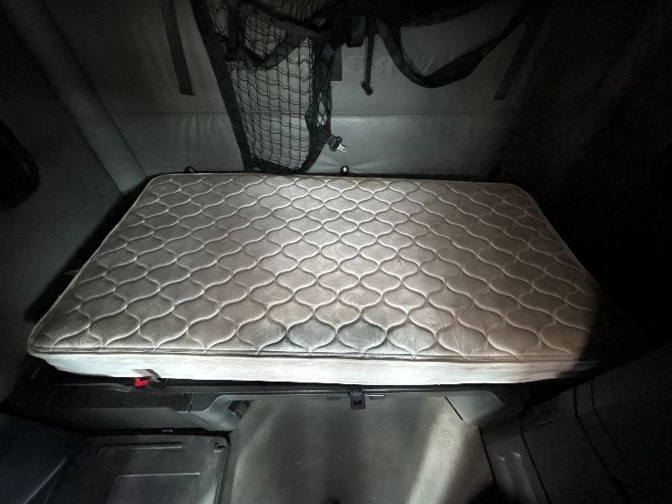 Sleeper Tractor-Heavy Duty Tractors-Freightliner-2022-T12664ST-Orlando-FL-590,302\n\t\tmiles-$ 60,500 - Image 17