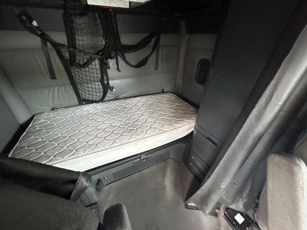 Sleeper Tractor-Heavy Duty Tractors-Freightliner-2022-T12664ST-Orlando-FL-590,302\n\t\tmiles-$ 60,500 - Image 18