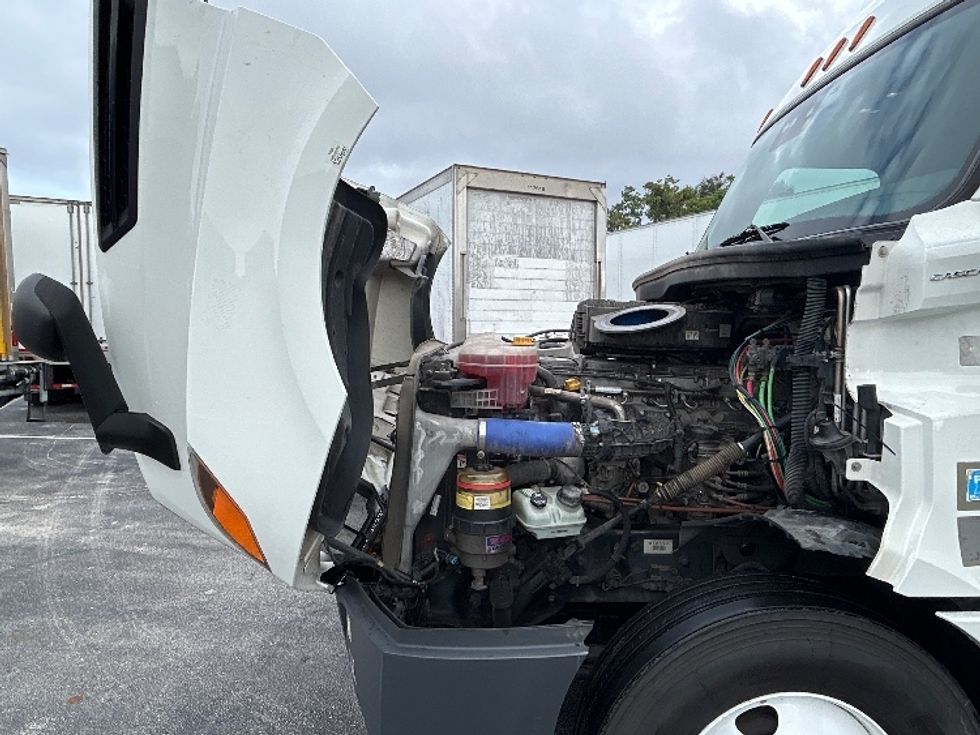 Sleeper Tractor-Heavy Duty Tractors-Freightliner-2022-T12664ST-Orlando-FL-590,302\n\t\tmiles-$ 60,500 - Image 21