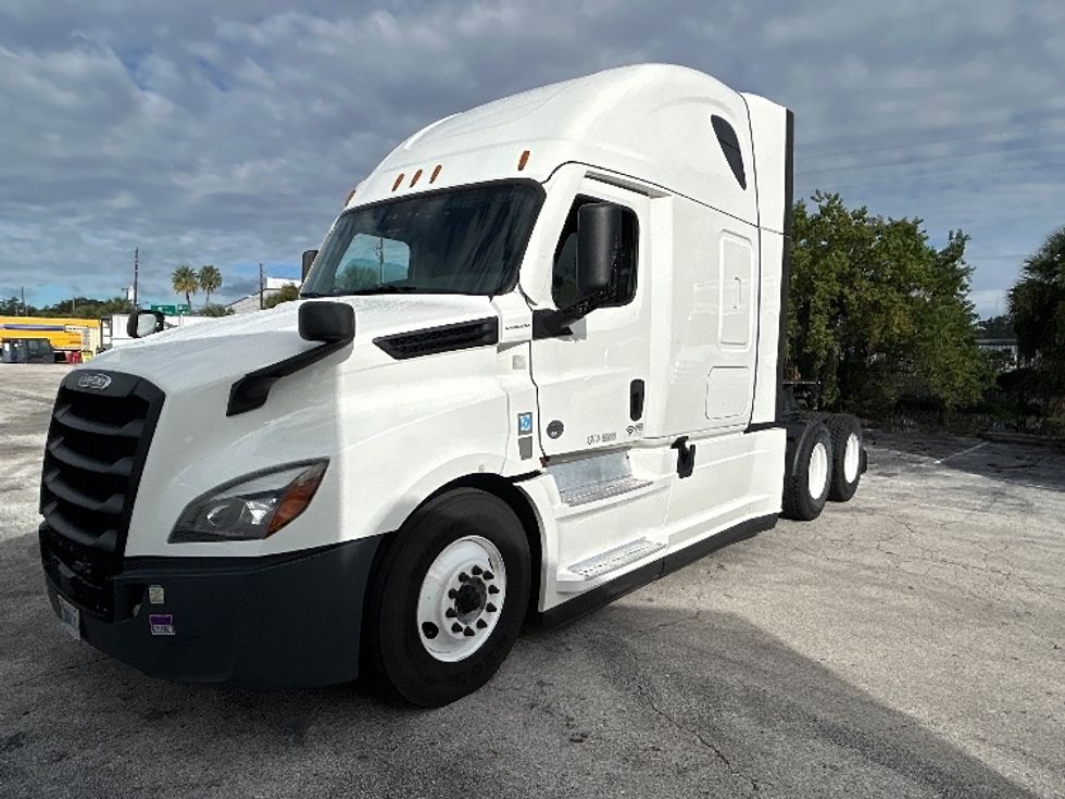 Sleeper Tractor-Heavy Duty Tractors-Freightliner-2022-T12664ST-Orlando-FL-590,302\n\t\tmiles-$ 60,500 - Image 3