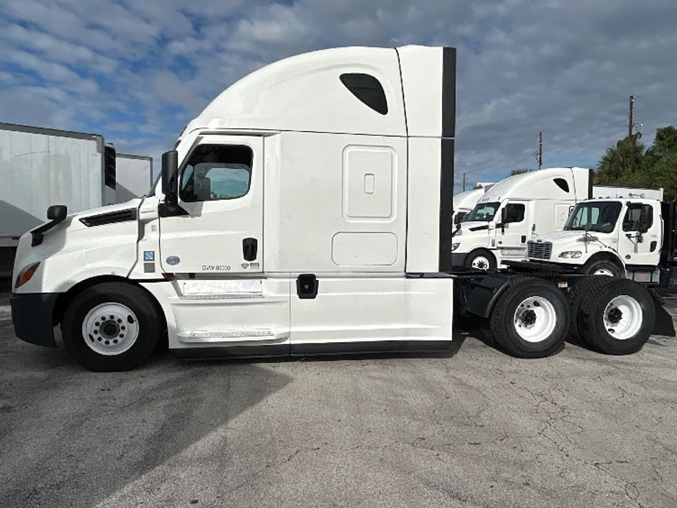 Sleeper Tractor-Heavy Duty Tractors-Freightliner-2022-T12664ST-Orlando-FL-590,302\n\t\tmiles-$ 60,500 - Image 4