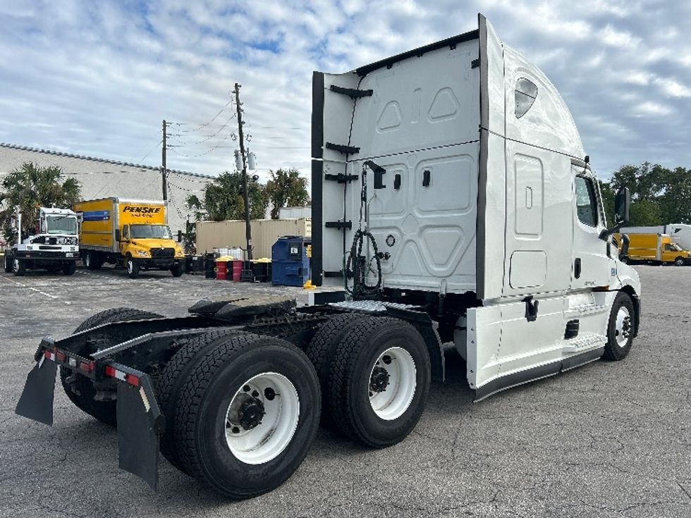 Sleeper Tractor-Heavy Duty Tractors-Freightliner-2022-T12664ST-Orlando-FL-590,302\n\t\tmiles-$ 60,500 - Image 7