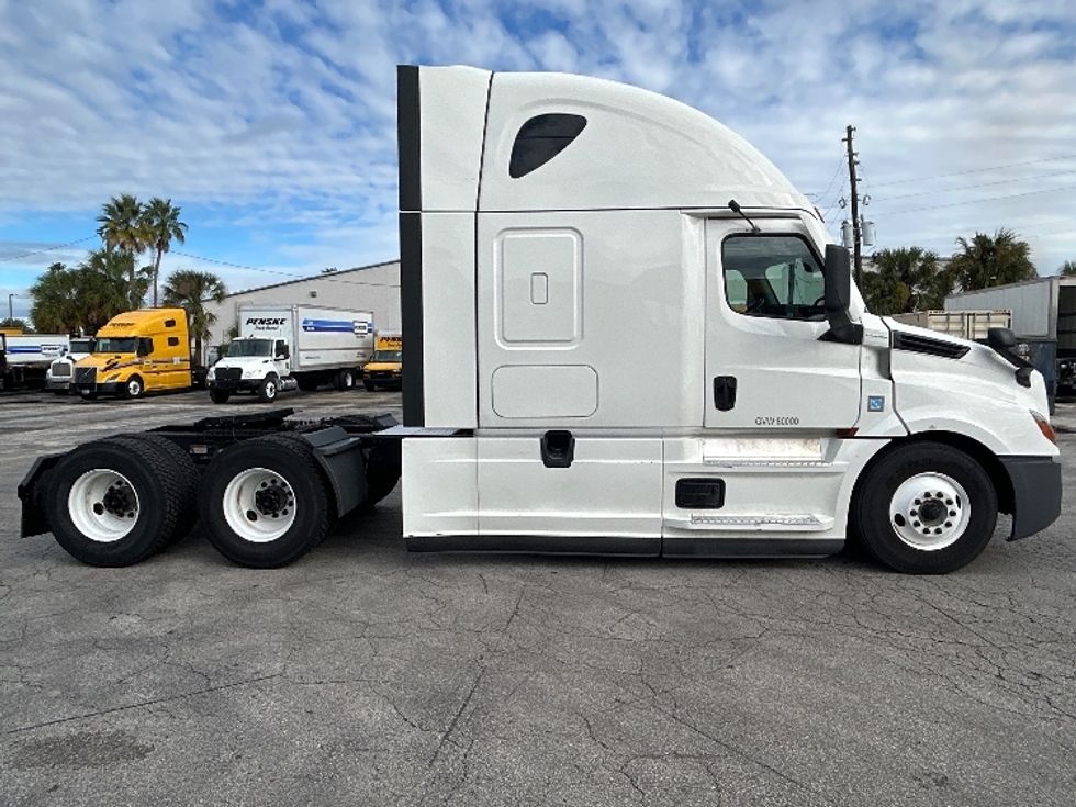 Sleeper Tractor-Heavy Duty Tractors-Freightliner-2022-T12664ST-Orlando-FL-590,302\n\t\tmiles-$ 60,500 - Image 8