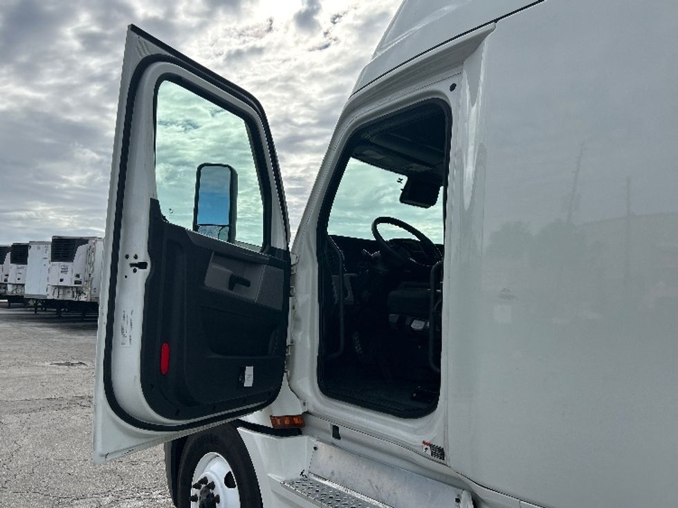 Sleeper Tractor-Heavy Duty Tractors-Freightliner-2022-T12664ST-Orlando-FL-590,302\n\t\tmiles-$ 60,500 - Image 9