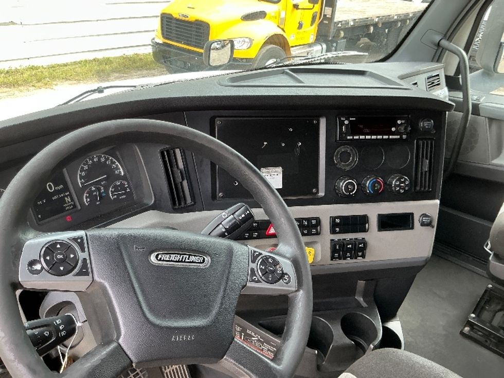 Sleeper Tractor-Heavy Duty Tractors-Freightliner-2022-T12664ST-Orlando-FL-607,143\n\t\tmiles-$ 59,750 - Image 10