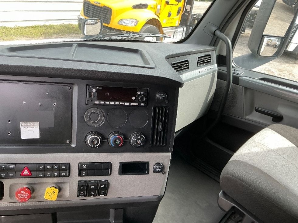 Sleeper Tractor-Heavy Duty Tractors-Freightliner-2022-T12664ST-Orlando-FL-607,143\n\t\tmiles-$ 59,750 - Image 12