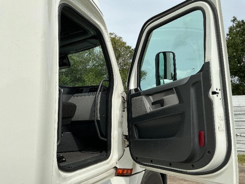 Sleeper Tractor-Heavy Duty Tractors-Freightliner-2022-T12664ST-Orlando-FL-607,143\n\t\tmiles-$ 59,750 - Image 13