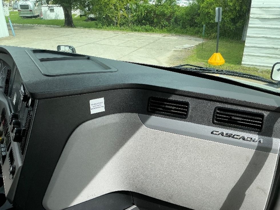 Sleeper Tractor-Heavy Duty Tractors-Freightliner-2022-T12664ST-Orlando-FL-607,143\n\t\tmiles-$ 59,750 - Image 14