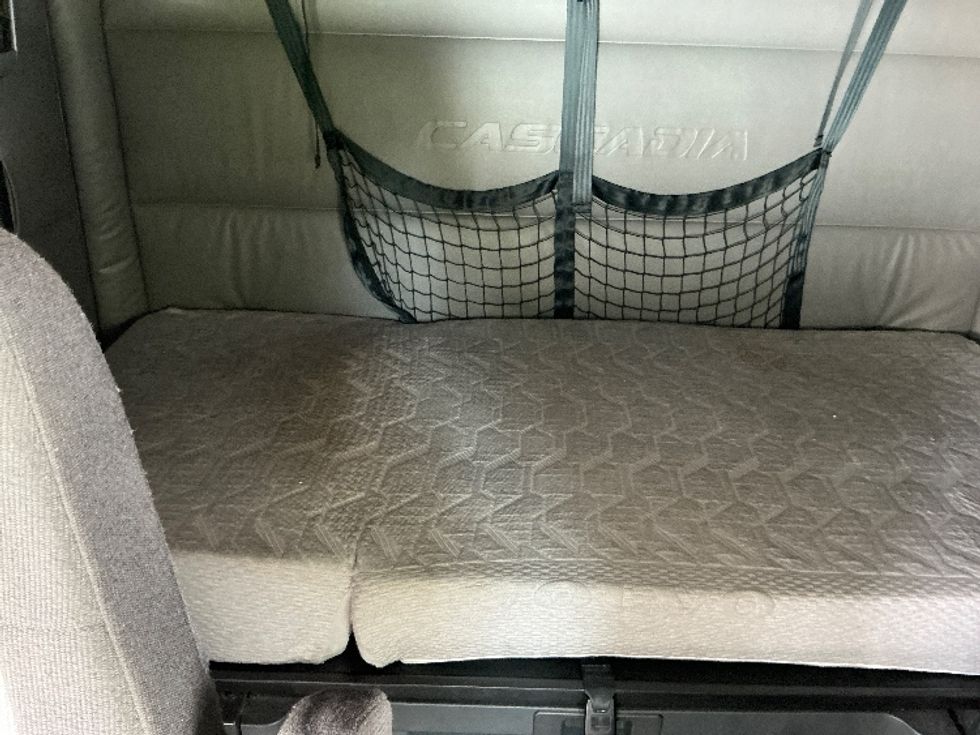 Sleeper Tractor-Heavy Duty Tractors-Freightliner-2022-T12664ST-Orlando-FL-607,143\n\t\tmiles-$ 59,750 - Image 16