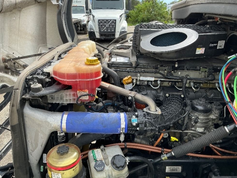 Sleeper Tractor-Heavy Duty Tractors-Freightliner-2022-T12664ST-Orlando-FL-607,143\n\t\tmiles-$ 59,750 - Image 21