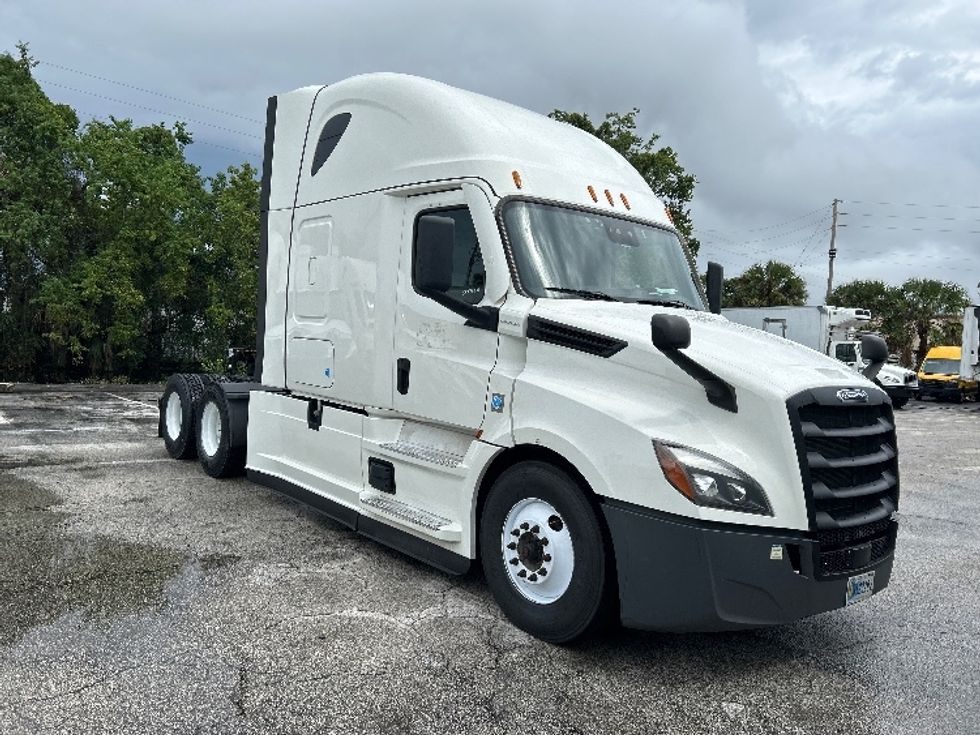 Sleeper Tractor-Heavy Duty Tractors-Freightliner-2022-T12664ST-Orlando-FL-681,812\n\t\tmiles-$ 52,500 - Image 1