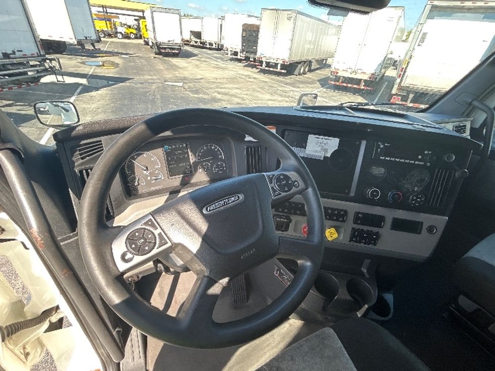 Sleeper Tractor-Heavy Duty Tractors-Freightliner-2022-T12664ST-Orlando-FL-681,812\n\t\tmiles-$ 52,500 - Image 11