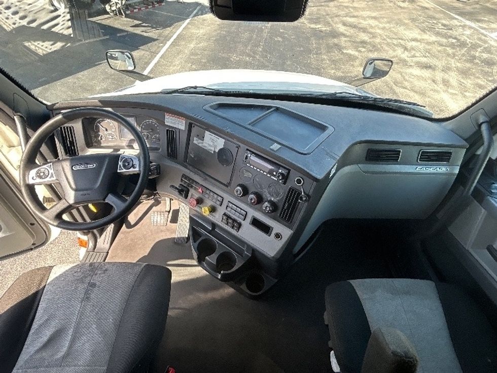 Sleeper Tractor-Heavy Duty Tractors-Freightliner-2022-T12664ST-Orlando-FL-681,812\n\t\tmiles-$ 52,500 - Image 12