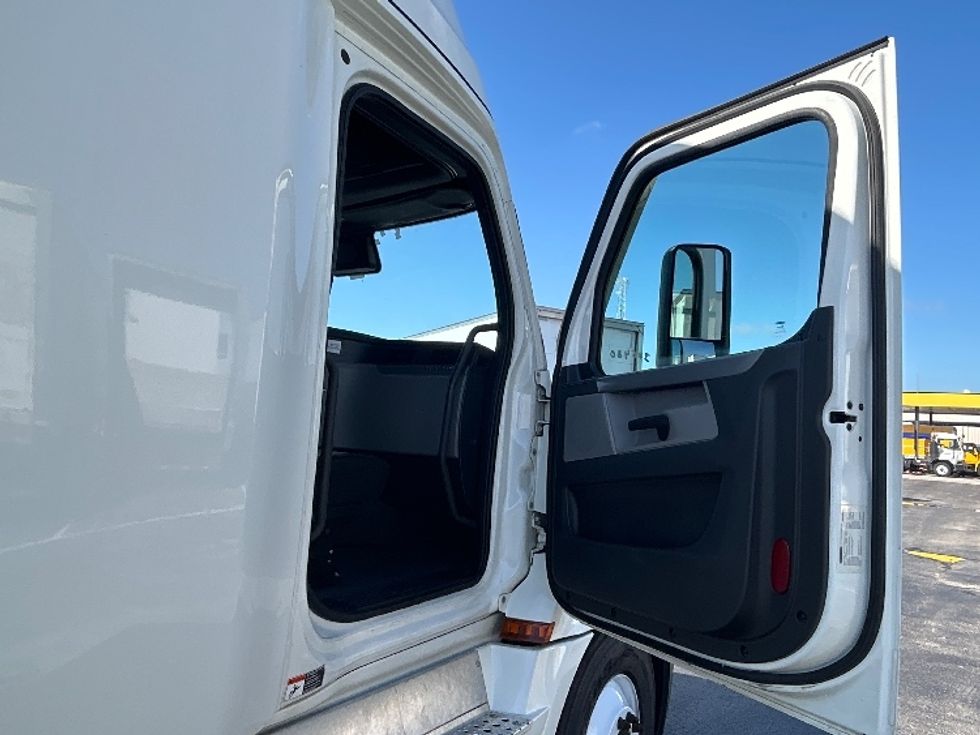 Sleeper Tractor-Heavy Duty Tractors-Freightliner-2022-T12664ST-Orlando-FL-681,812\n\t\tmiles-$ 52,500 - Image 13