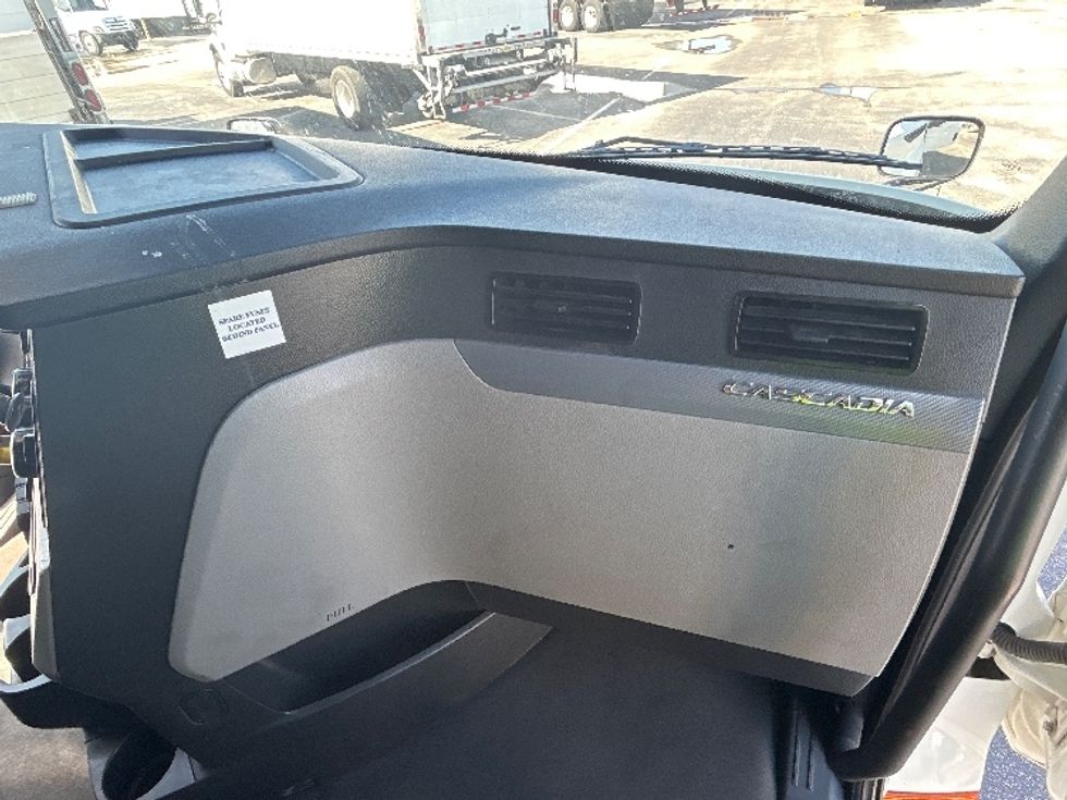 Sleeper Tractor-Heavy Duty Tractors-Freightliner-2022-T12664ST-Orlando-FL-681,812\n\t\tmiles-$ 52,500 - Image 14