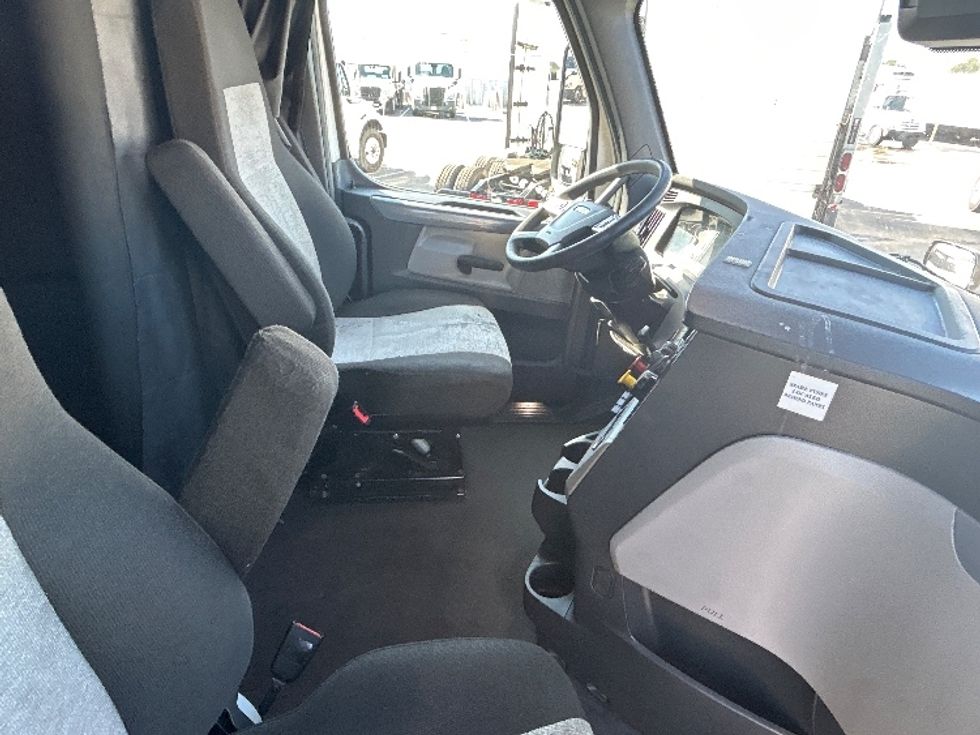 Sleeper Tractor-Heavy Duty Tractors-Freightliner-2022-T12664ST-Orlando-FL-681,812\n\t\tmiles-$ 52,500 - Image 15