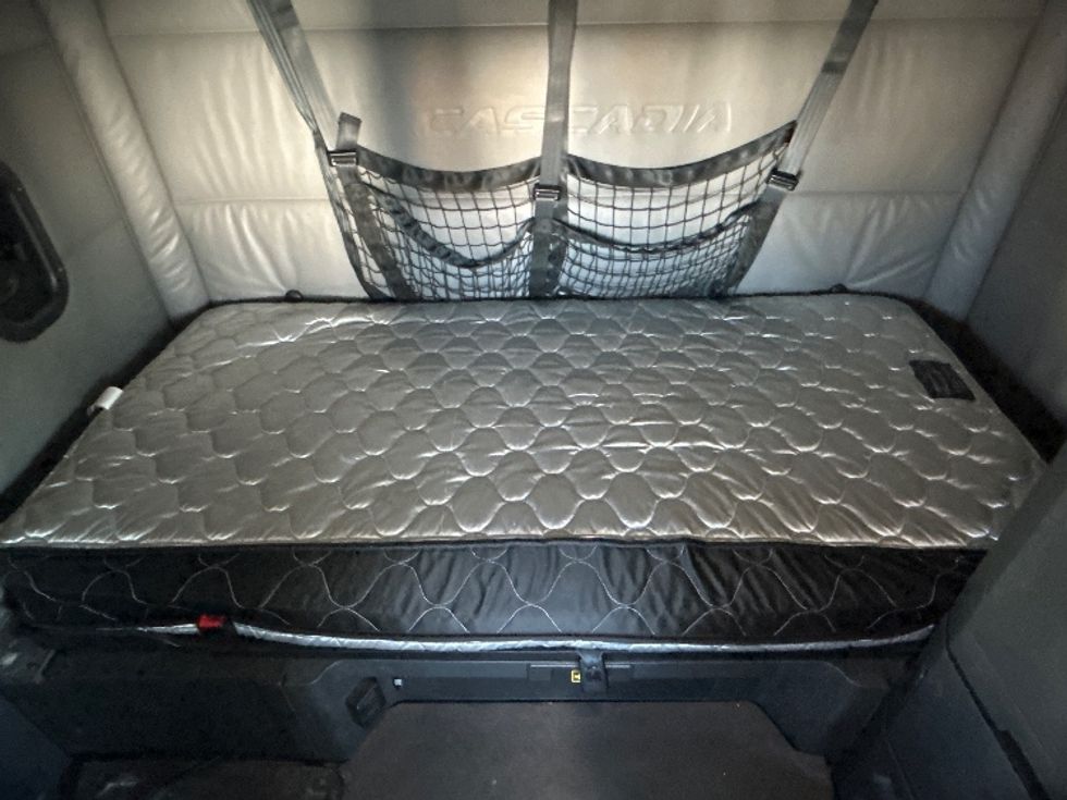 Sleeper Tractor-Heavy Duty Tractors-Freightliner-2022-T12664ST-Orlando-FL-681,812\n\t\tmiles-$ 52,500 - Image 16