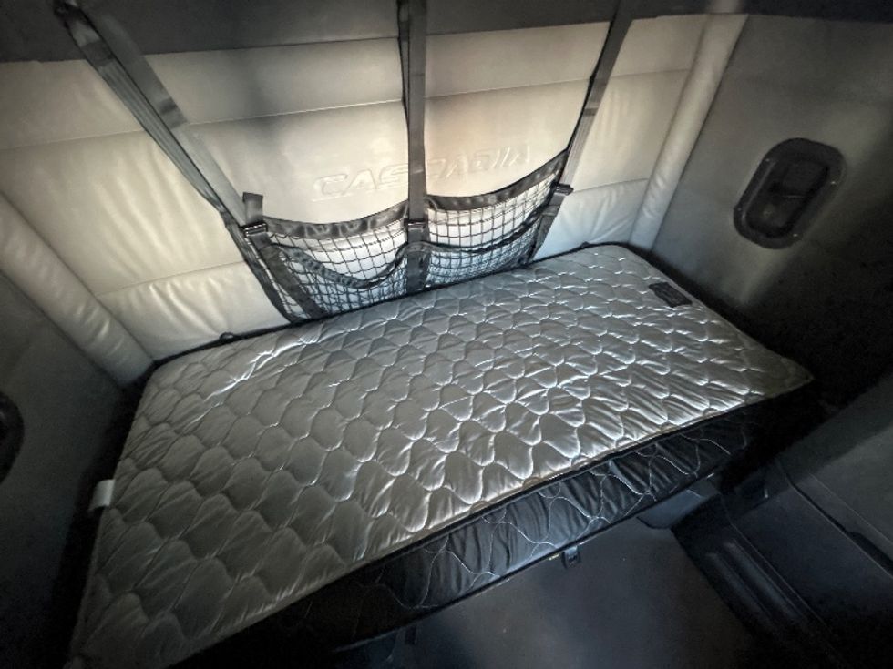 Sleeper Tractor-Heavy Duty Tractors-Freightliner-2022-T12664ST-Orlando-FL-681,812\n\t\tmiles-$ 52,500 - Image 17