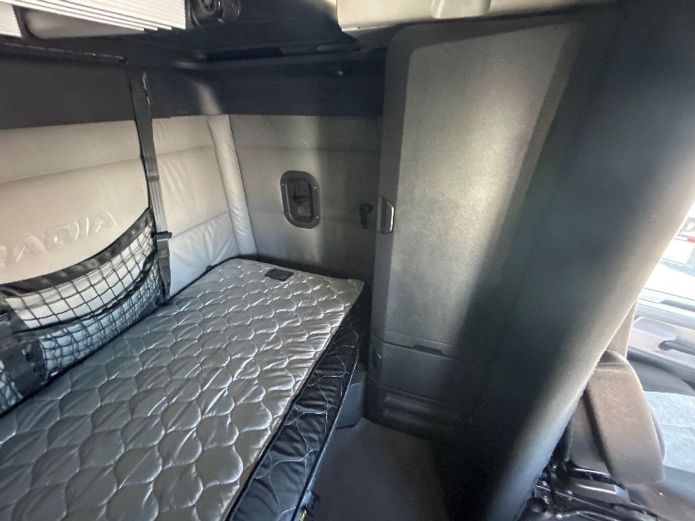 Sleeper Tractor-Heavy Duty Tractors-Freightliner-2022-T12664ST-Orlando-FL-681,812\n\t\tmiles-$ 52,500 - Image 18