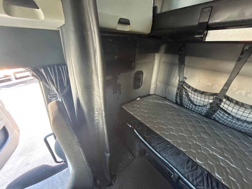Sleeper Tractor-Heavy Duty Tractors-Freightliner-2022-T12664ST-Orlando-FL-681,812\n\t\tmiles-$ 52,500 - Image 19