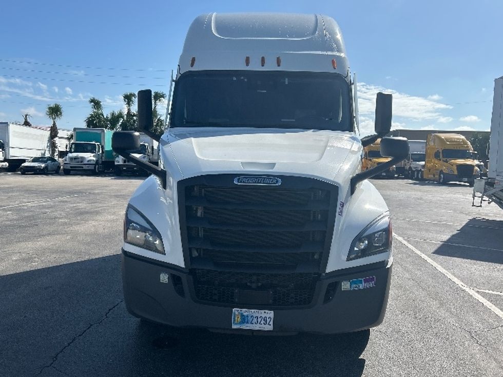 Sleeper Tractor-Heavy Duty Tractors-Freightliner-2022-T12664ST-Orlando-FL-681,812\n\t\tmiles-$ 52,500 - Image 2