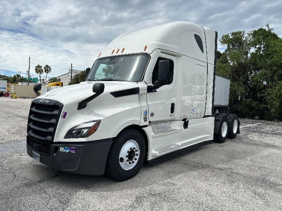 Sleeper Tractor-Heavy Duty Tractors-Freightliner-2022-T12664ST-Orlando-FL-681,812\n\t\tmiles-$ 52,500 - Image 3