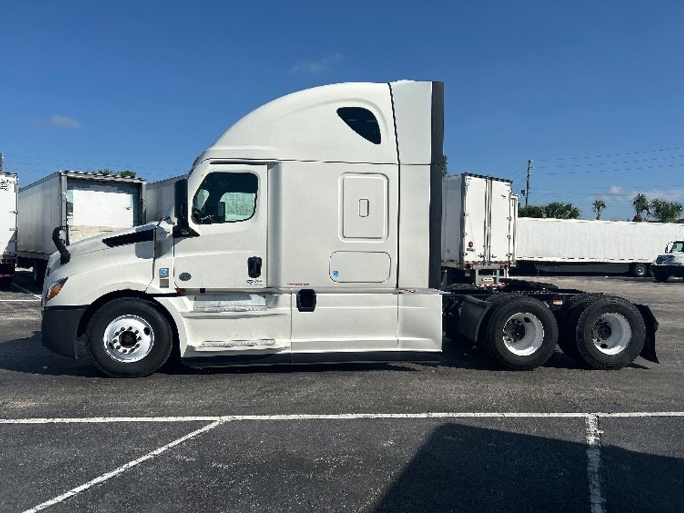 Sleeper Tractor-Heavy Duty Tractors-Freightliner-2022-T12664ST-Orlando-FL-681,812\n\t\tmiles-$ 52,500 - Image 4