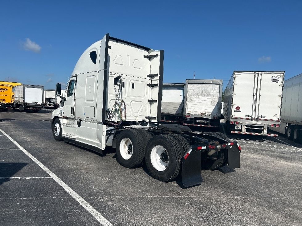 Sleeper Tractor-Heavy Duty Tractors-Freightliner-2022-T12664ST-Orlando-FL-681,812\n\t\tmiles-$ 52,500 - Image 5