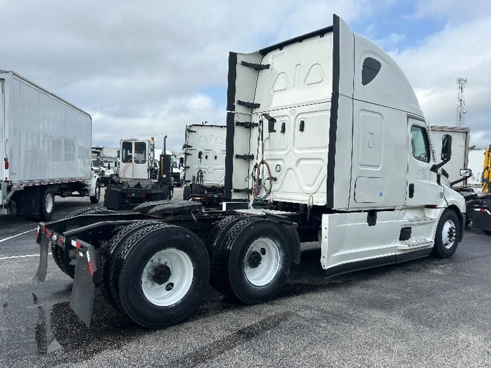 Sleeper Tractor-Heavy Duty Tractors-Freightliner-2022-T12664ST-Orlando-FL-681,812\n\t\tmiles-$ 52,500 - Image 7