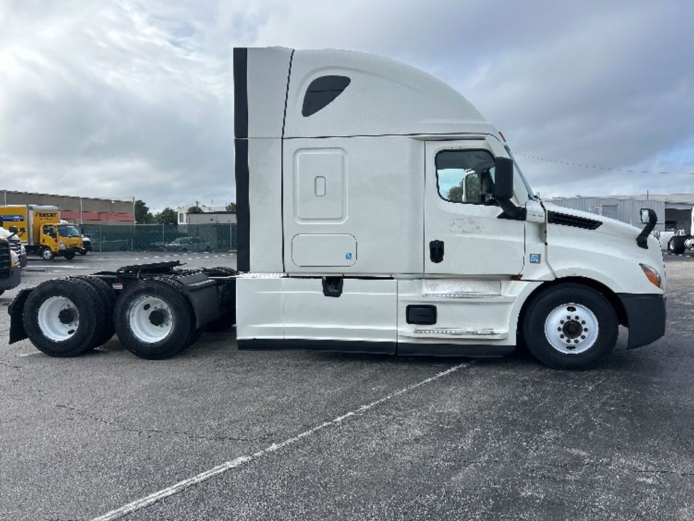 Sleeper Tractor-Heavy Duty Tractors-Freightliner-2022-T12664ST-Orlando-FL-681,812\n\t\tmiles-$ 52,500 - Image 8