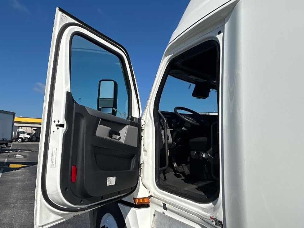 Sleeper Tractor-Heavy Duty Tractors-Freightliner-2022-T12664ST-Orlando-FL-681,812\n\t\tmiles-$ 52,500 - Image 9