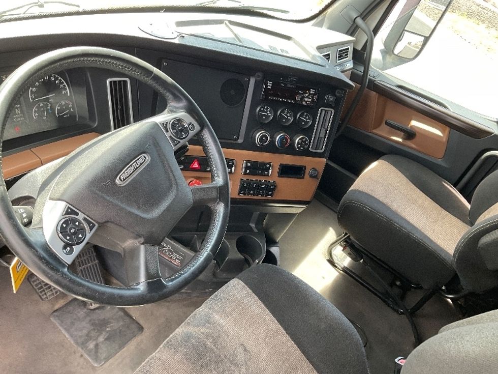 Sleeper Tractor-Heavy Duty Tractors-Freightliner-2022-T12664ST-Pasco-WA-539,652\n\t\tmiles-$ 65,000 - Image 10