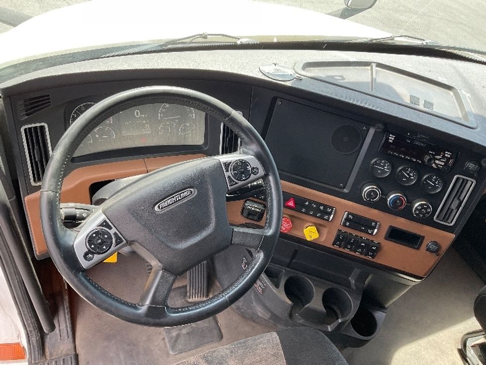 Sleeper Tractor-Heavy Duty Tractors-Freightliner-2022-T12664ST-Pasco-WA-539,652\n\t\tmiles-$ 65,000 - Image 11
