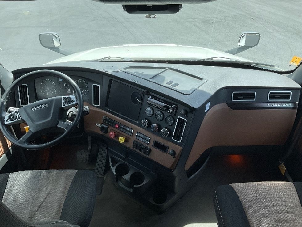 Sleeper Tractor-Heavy Duty Tractors-Freightliner-2022-T12664ST-Pasco-WA-539,652\n\t\tmiles-$ 65,000 - Image 12