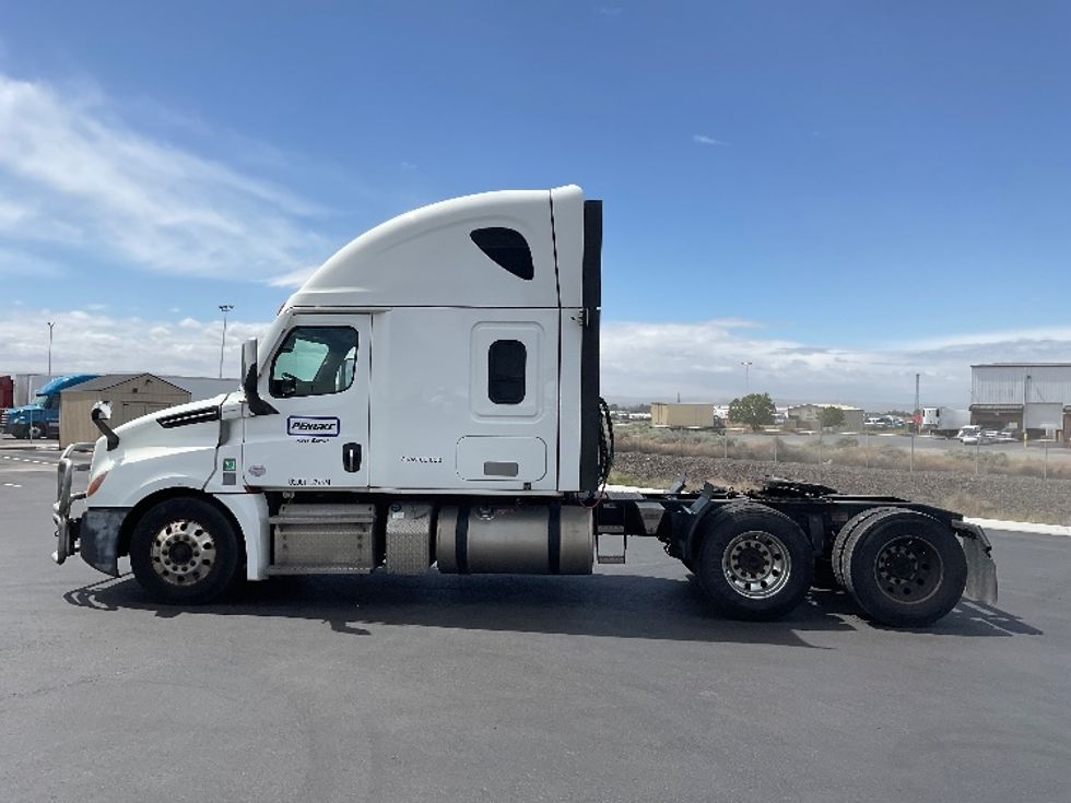 Sleeper Tractor-Heavy Duty Tractors-Freightliner-2022-T12664ST-Pasco-WA-539,652\n\t\tmiles-$ 65,000 - Image 4