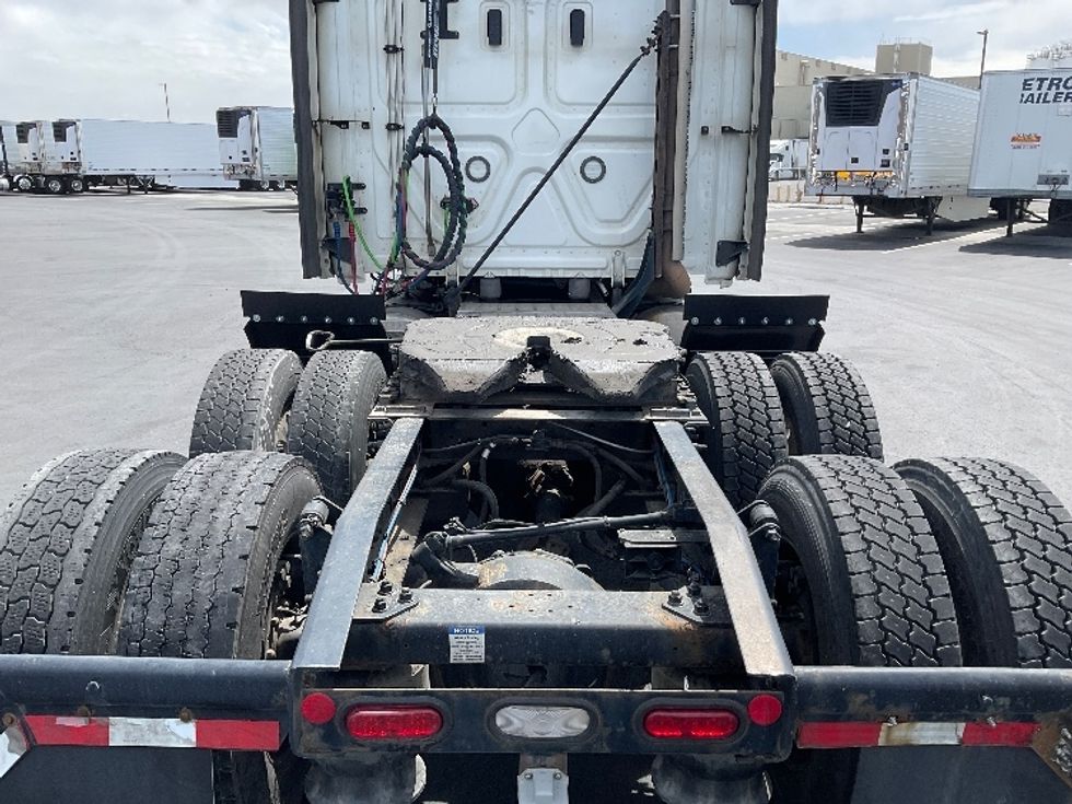Sleeper Tractor-Heavy Duty Tractors-Freightliner-2022-T12664ST-Pasco-WA-539,652\n\t\tmiles-$ 65,000 - Image 6