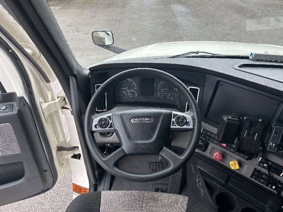 Sleeper Tractor-Heavy Duty Tractors-Freightliner-2022-T12664ST-Pell City-AL-299,998\n\t\tmiles-$ 96,750 - Image 11