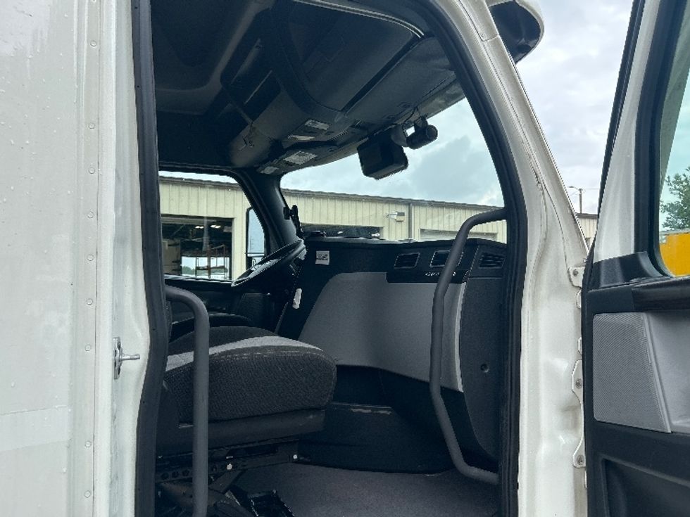 Sleeper Tractor-Heavy Duty Tractors-Freightliner-2022-T12664ST-Pell City-AL-299,998\n\t\tmiles-$ 96,750 - Image 13