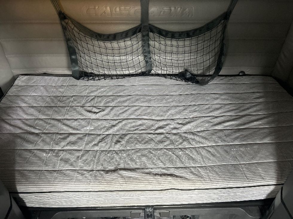 Sleeper Tractor-Heavy Duty Tractors-Freightliner-2022-T12664ST-Pell City-AL-299,998\n\t\tmiles-$ 96,750 - Image 17