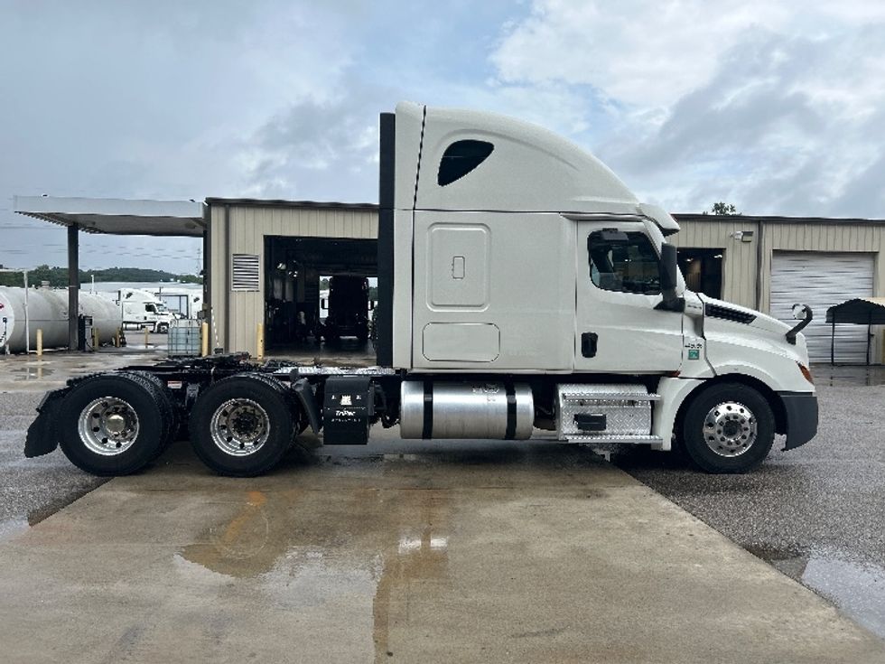 Sleeper Tractor-Heavy Duty Tractors-Freightliner-2022-T12664ST-Pell City-AL-299,998\n\t\tmiles-$ 96,750 - Image 8