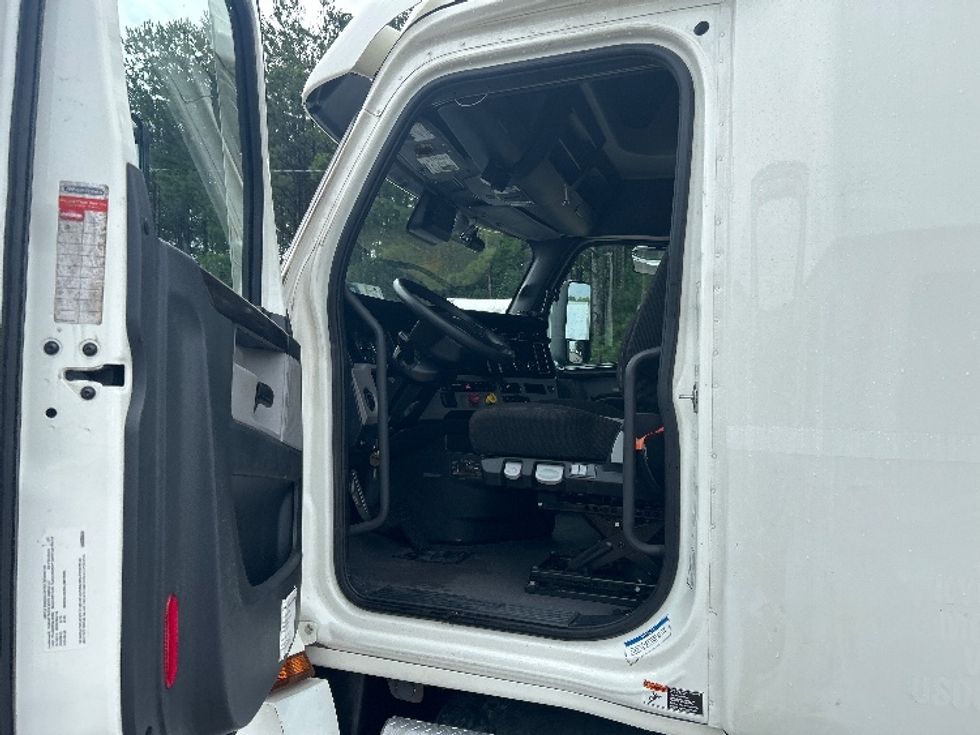 Sleeper Tractor-Heavy Duty Tractors-Freightliner-2022-T12664ST-Pell City-AL-299,998\n\t\tmiles-$ 96,750 - Image 9