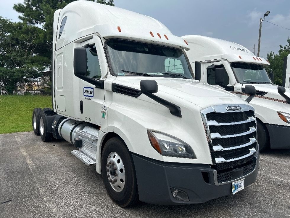 Sleeper Tractor-Heavy Duty Tractors-Freightliner-2022-T12664ST-Pell City-AL-307,411\n\t\tmiles-$ 100,500 - Image 1