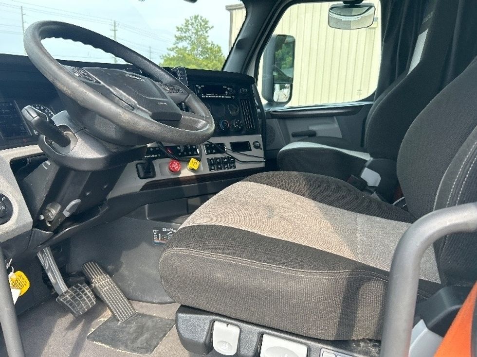 Sleeper Tractor-Heavy Duty Tractors-Freightliner-2022-T12664ST-Pell City-AL-307,411\n\t\tmiles-$ 100,500 - Image 10