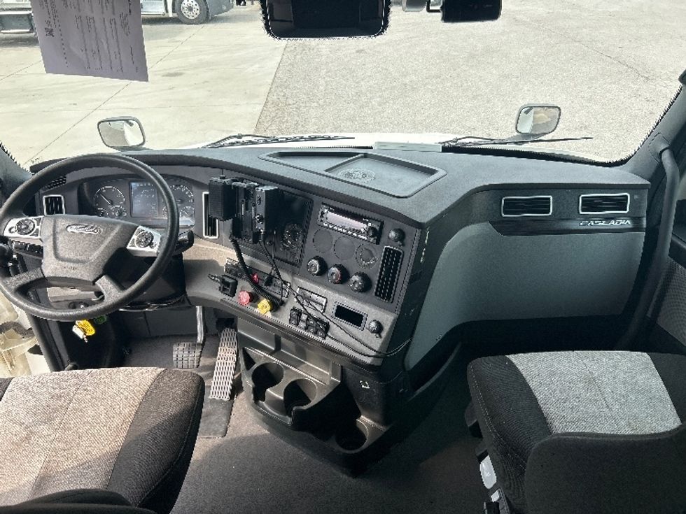 Sleeper Tractor-Heavy Duty Tractors-Freightliner-2022-T12664ST-Pell City-AL-307,411\n\t\tmiles-$ 100,500 - Image 12