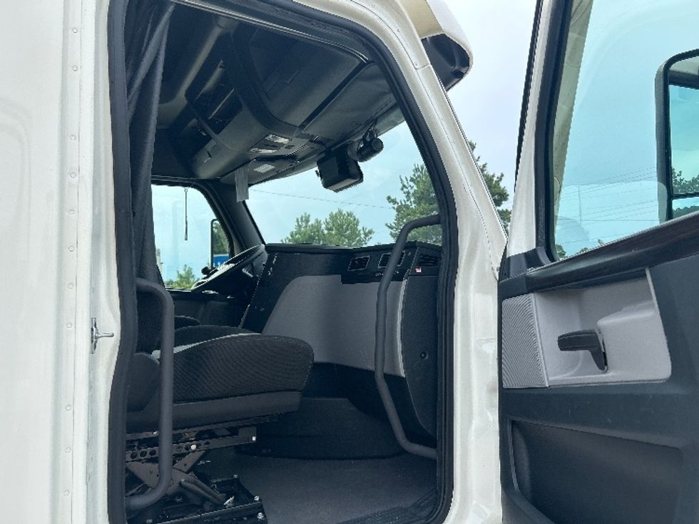 Sleeper Tractor-Heavy Duty Tractors-Freightliner-2022-T12664ST-Pell City-AL-307,411\n\t\tmiles-$ 100,500 - Image 13