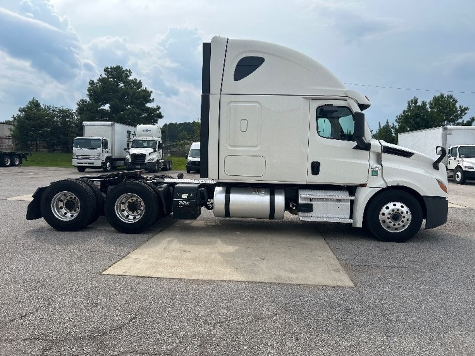 Sleeper Tractor-Heavy Duty Tractors-Freightliner-2022-T12664ST-Pell City-AL-307,411\n\t\tmiles-$ 100,500 - Image 8