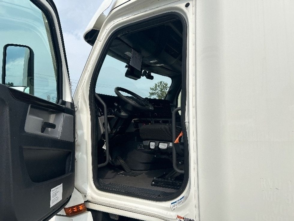 Sleeper Tractor-Heavy Duty Tractors-Freightliner-2022-T12664ST-Pell City-AL-307,411\n\t\tmiles-$ 100,500 - Image 9